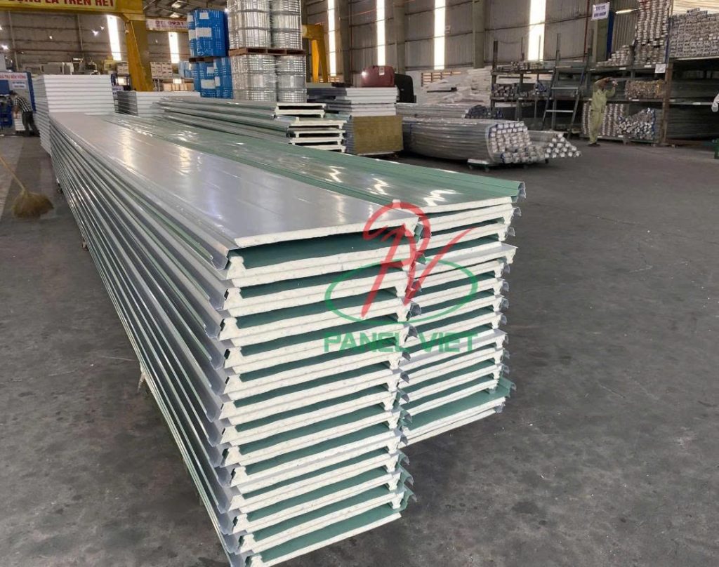 mái tôn chống dột cho mùa mưa bão ở HCM